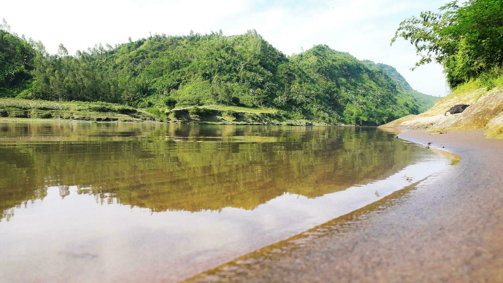 hermosa natural paisaje de río con verde montaña en antecedentes foto