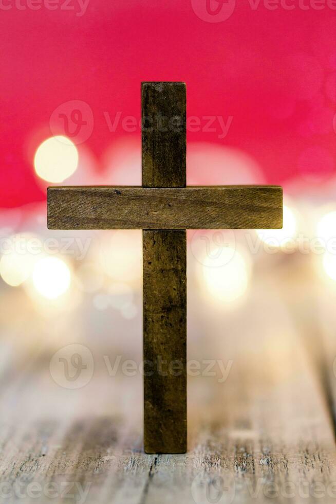 santo cristiano de madera cruzar en un resumen rojo antecedentes foto