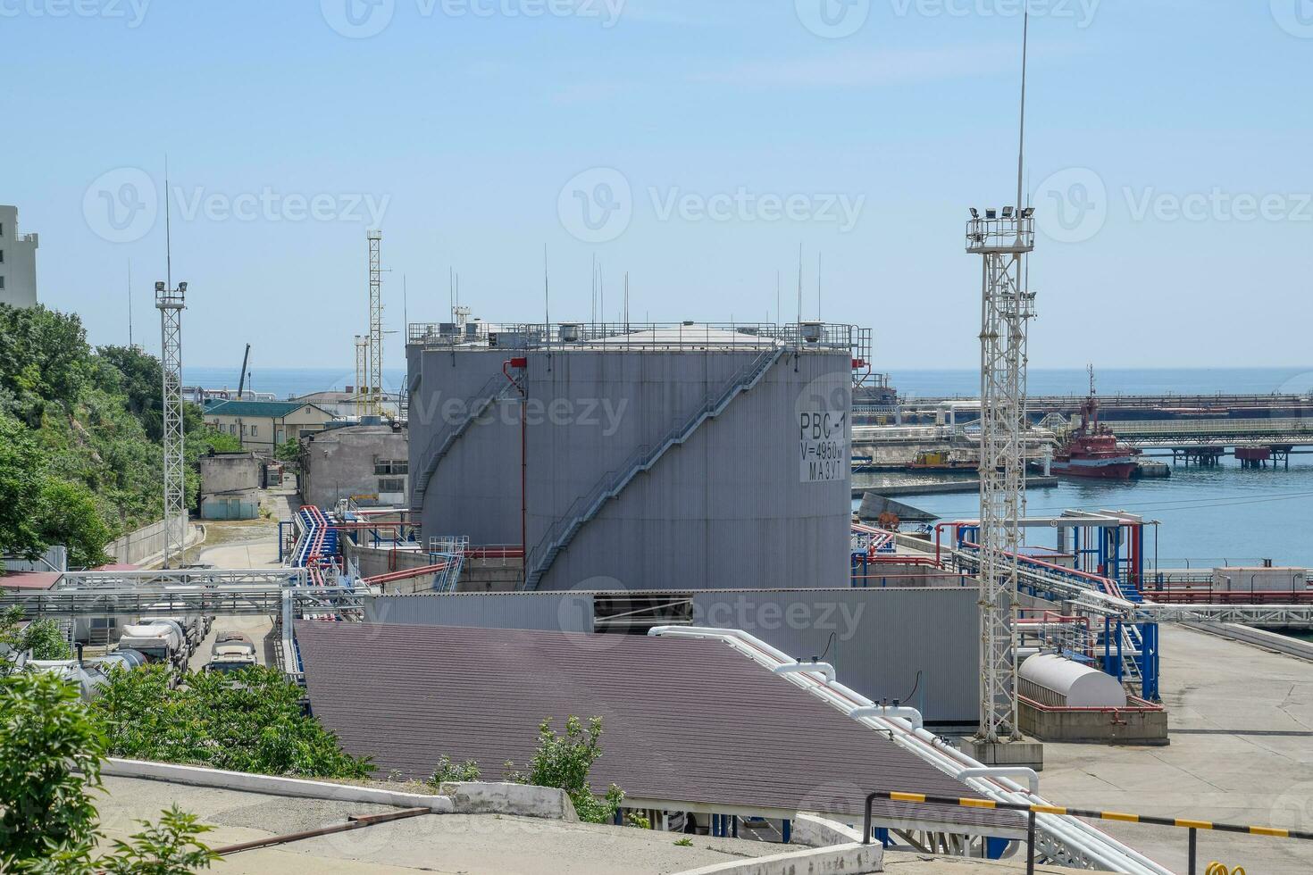 combustible petróleo estación para buques en el puerto. tanques con combustible aceite. foto