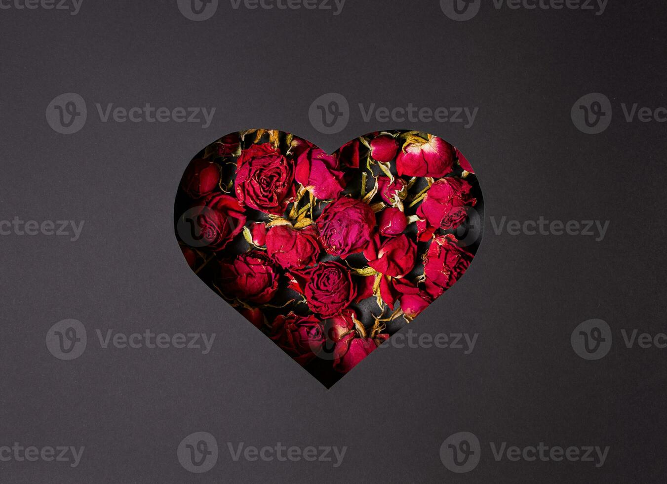 corazón con rosas en un negro antecedentes. internacional De las mujeres día, marzo 8 o San Valentín día. tarjeta postal, fiesta saludos. ver desde arriba. Copiar espacio. foto