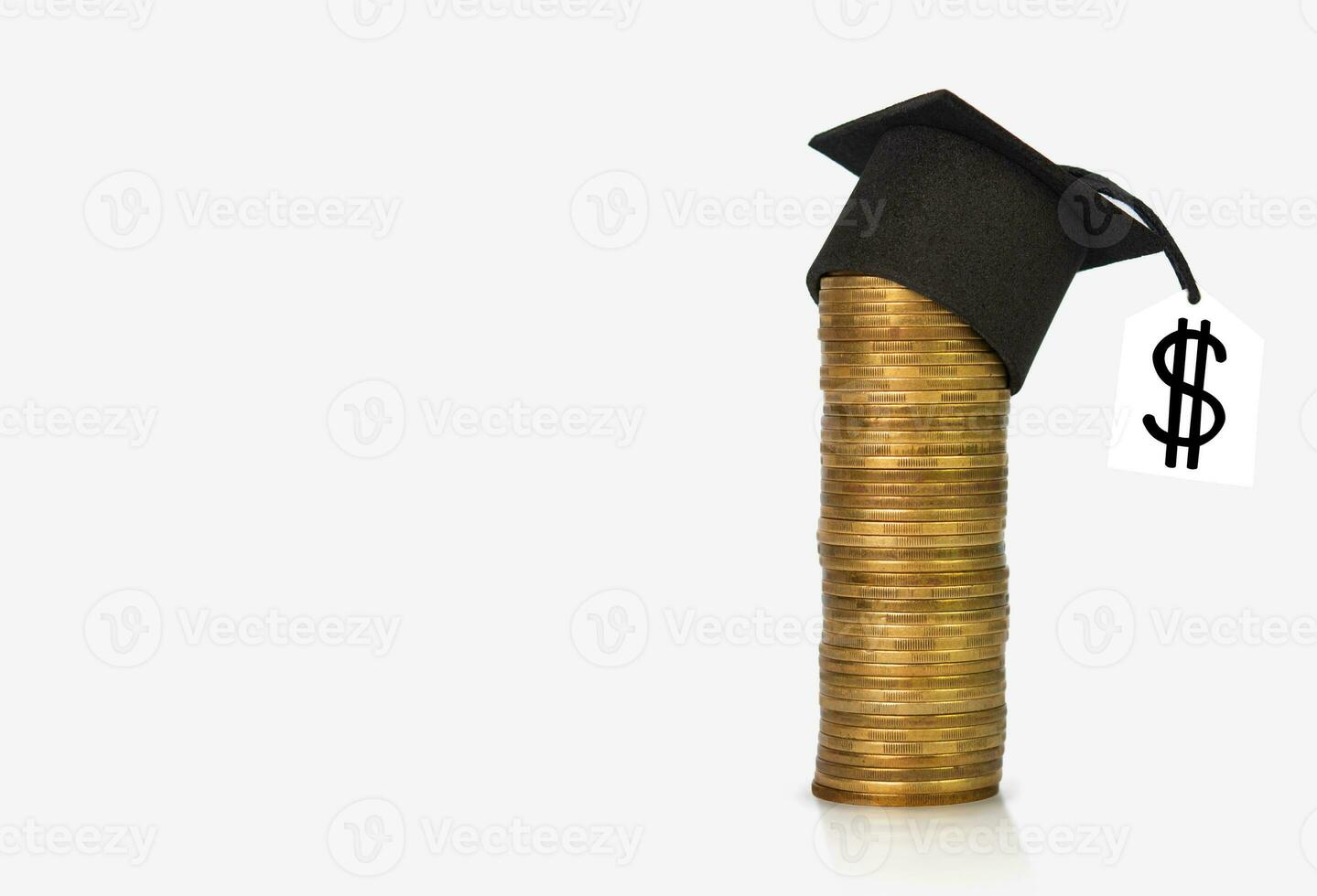 concepto de financiero literatura y educación. graduación sombrero en un columna de oro monedas Copiar espacio foto