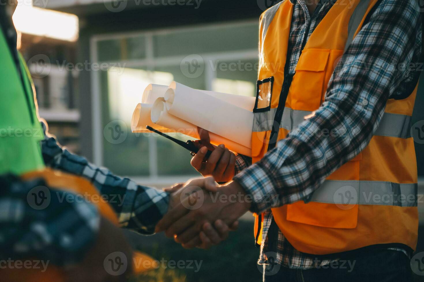 equipo construcción o Ingenieria grupo y obrero. trabajo en equipo y determinación a tener éxito. la seguridad difícil sombrero a evitar accidente mientras trabajando transporte y envase equipo. concepto reiniciar y nuevo normal foto