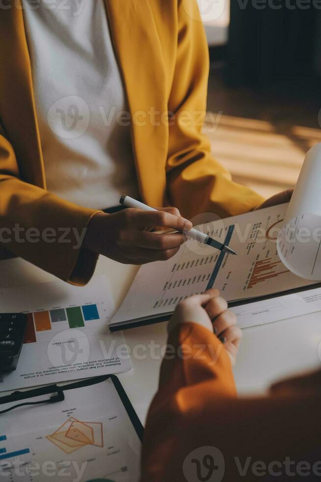 equipo de gente de negocios trabajando juntos en la oficina de la sala de reuniones, gráficos de antecedentes de trabajo en equipo y banner de gráficos, trabajo en equipo exitoso de doble exposición, concepto de planificación empresarial. foto