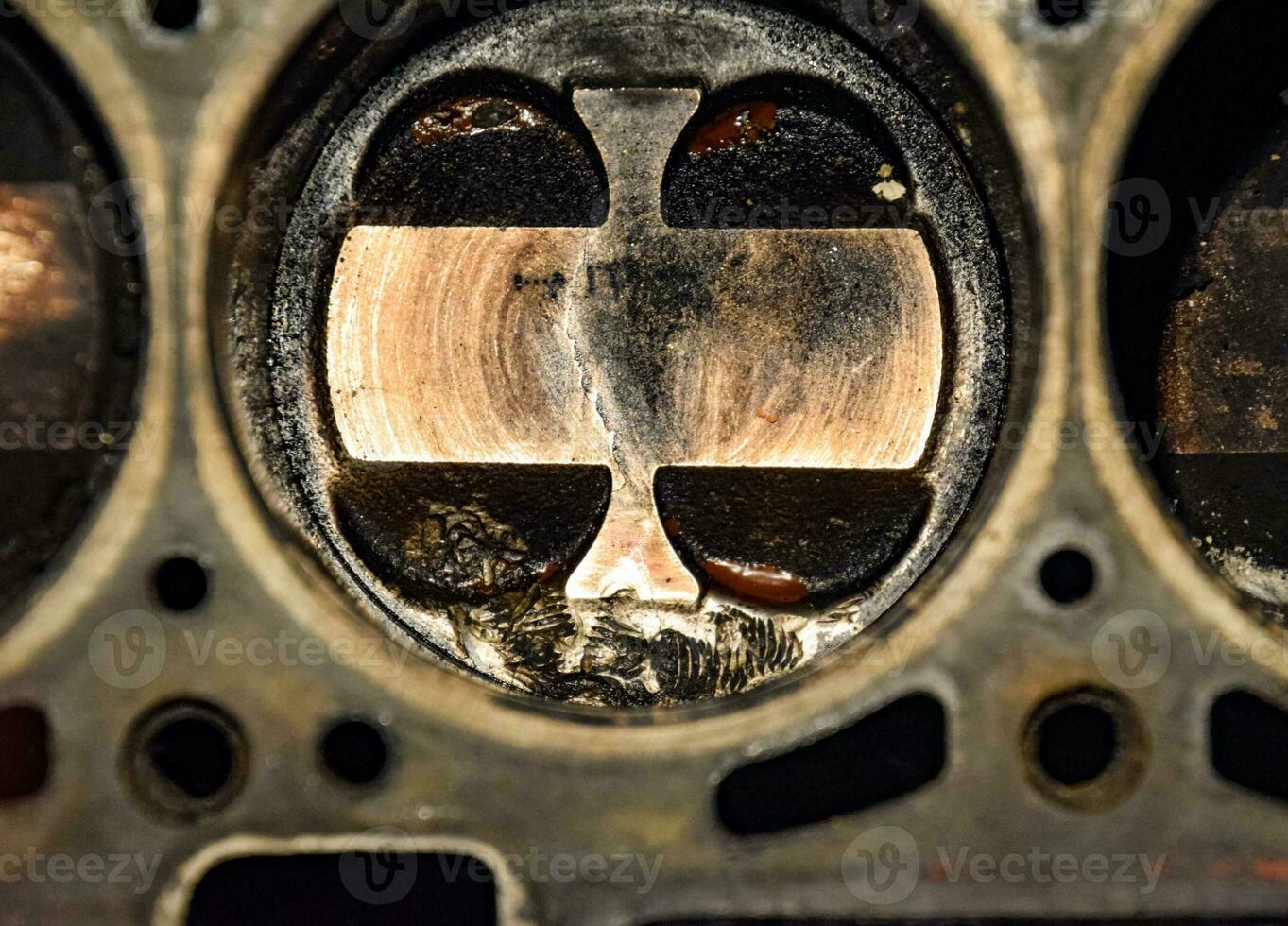 desmontado motor pistón sistema. huellas desde el tornillo cuales tiene a el pistón cilindro. huella dactilar tornillo hilo. foto
