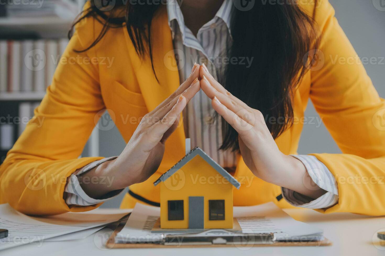 real estate agent Delivering sample homes to customers, mortgage loan contracts. Make a contract for hire purchase and sale of a house. and home insurance contracts, home mortgage loan concepts photo