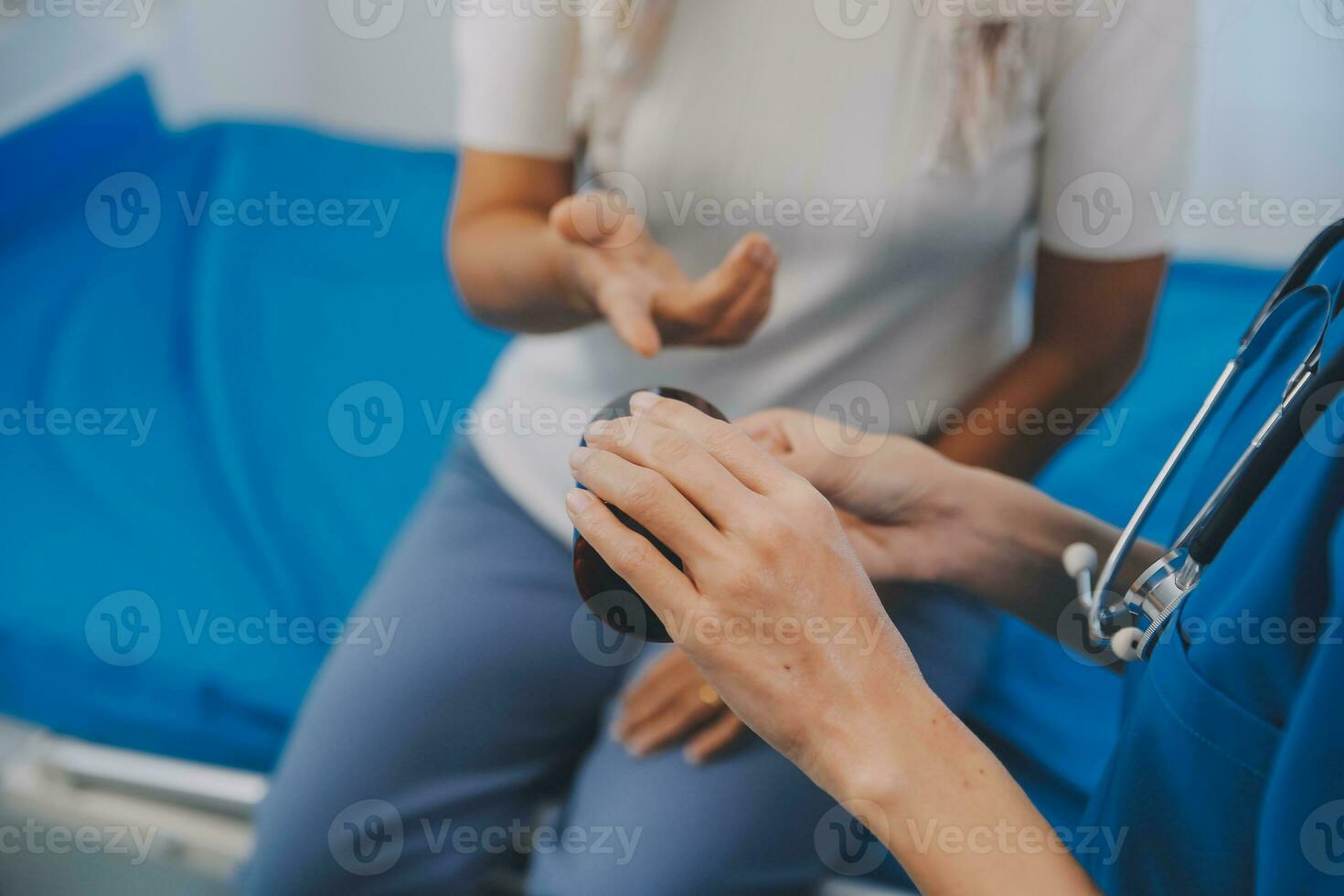 asiático mujer enfermero participación un medicina botella y narración información a asiático mayor mujer antes de administrar medicamento. cuidador visitar a hogar. hogar salud cuidado y enfermería hogar concepto. foto