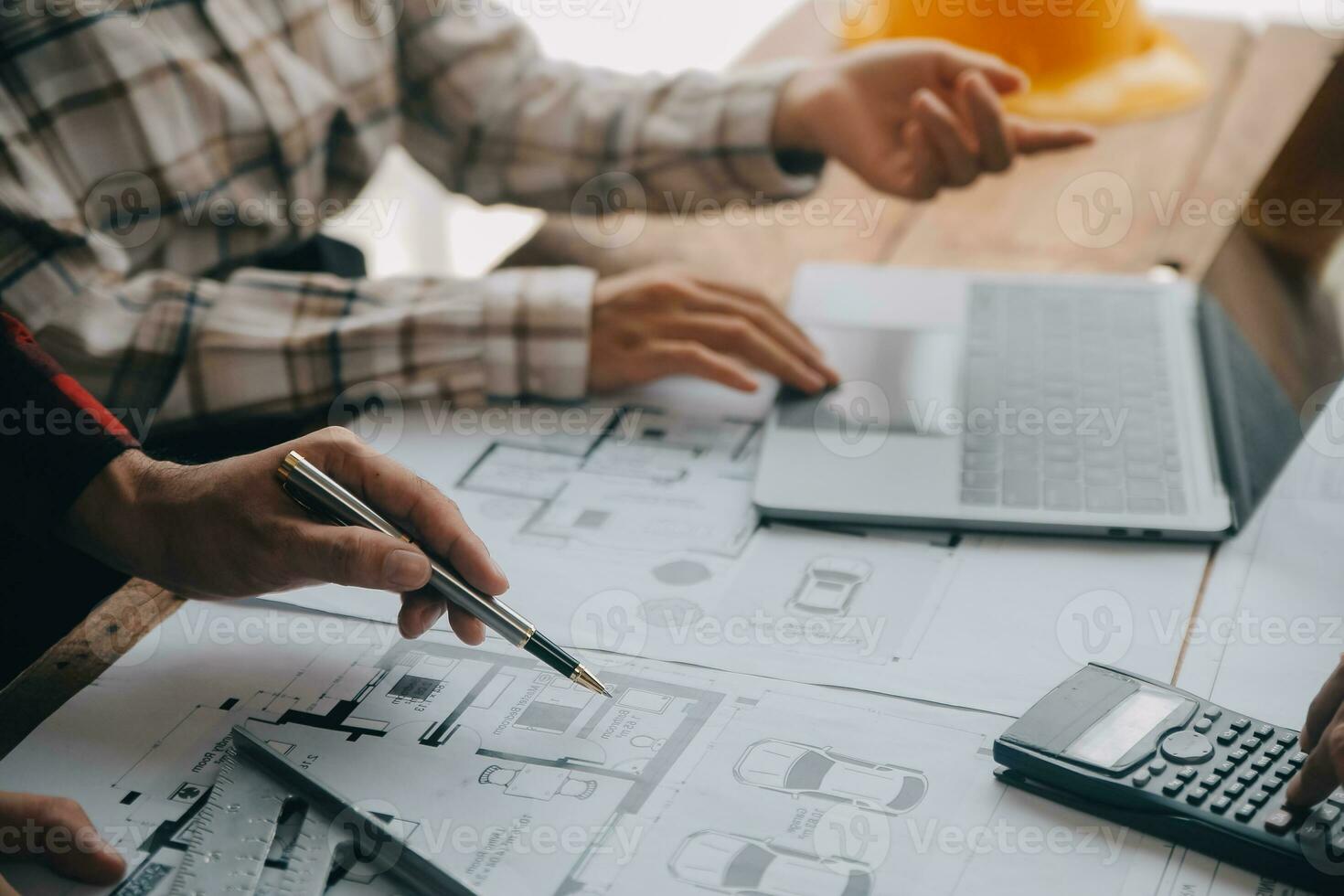 construcción y estructura concepto de ingeniero trabajando dibujo en Plano reunión para proyecto trabajando con compañero en modelo edificio y Ingenieria herramientas en trabajando sitio, construcción concepto. foto