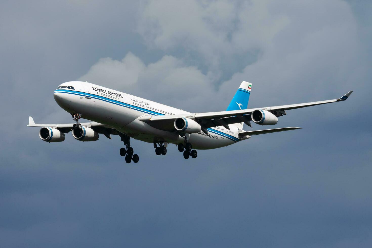 Fráncfort del Meno, Alemania, 2018 - Kuwait vías respiratorias pasajero avión a aeropuerto. calendario vuelo viajar. aviación y aeronave. aire transporte. global internacional transporte. mosca y volador. foto