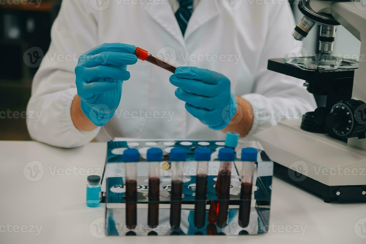 científico o médico en laboratorio Saco trabajando en biotecnológico laboratorio, microscopio equipo para investigación con mezcla reactivos en vaso matraz en clínico laboratorio. foto