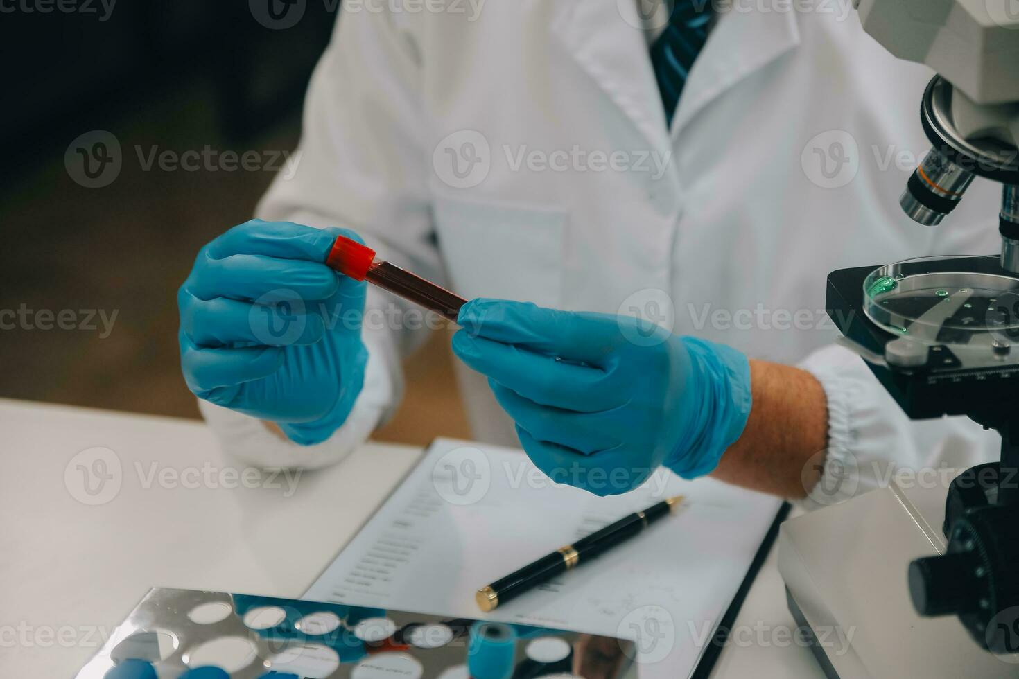 científico o médico en laboratorio Saco trabajando en biotecnológico laboratorio, microscopio equipo para investigación con mezcla reactivos en vaso matraz en clínico laboratorio. foto