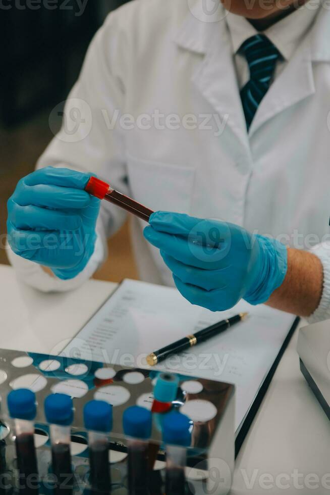 científico o médico en laboratorio Saco trabajando en biotecnológico laboratorio, microscopio equipo para investigación con mezcla reactivos en vaso matraz en clínico laboratorio. foto