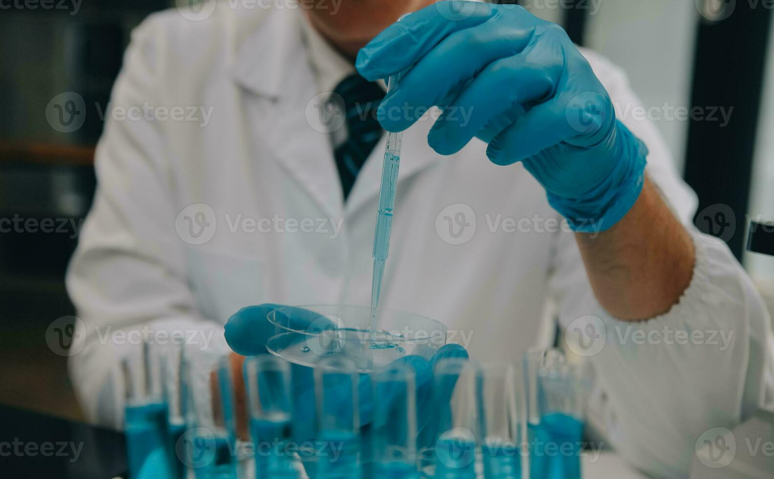 científico o médico en laboratorio Saco trabajando en biotecnológico laboratorio, microscopio equipo para investigación con mezcla reactivos en vaso matraz en clínico laboratorio. foto