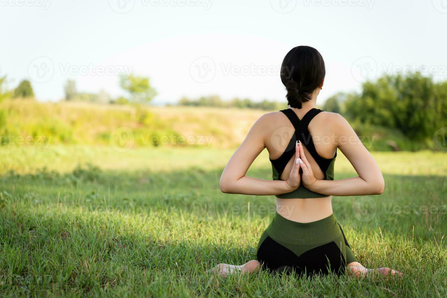 niña inmerso en yoga ejercicios en hermosa naturaleza, inspirador espectadores a participar en relacionado con el yoga festivales, conferencias y eventos foto