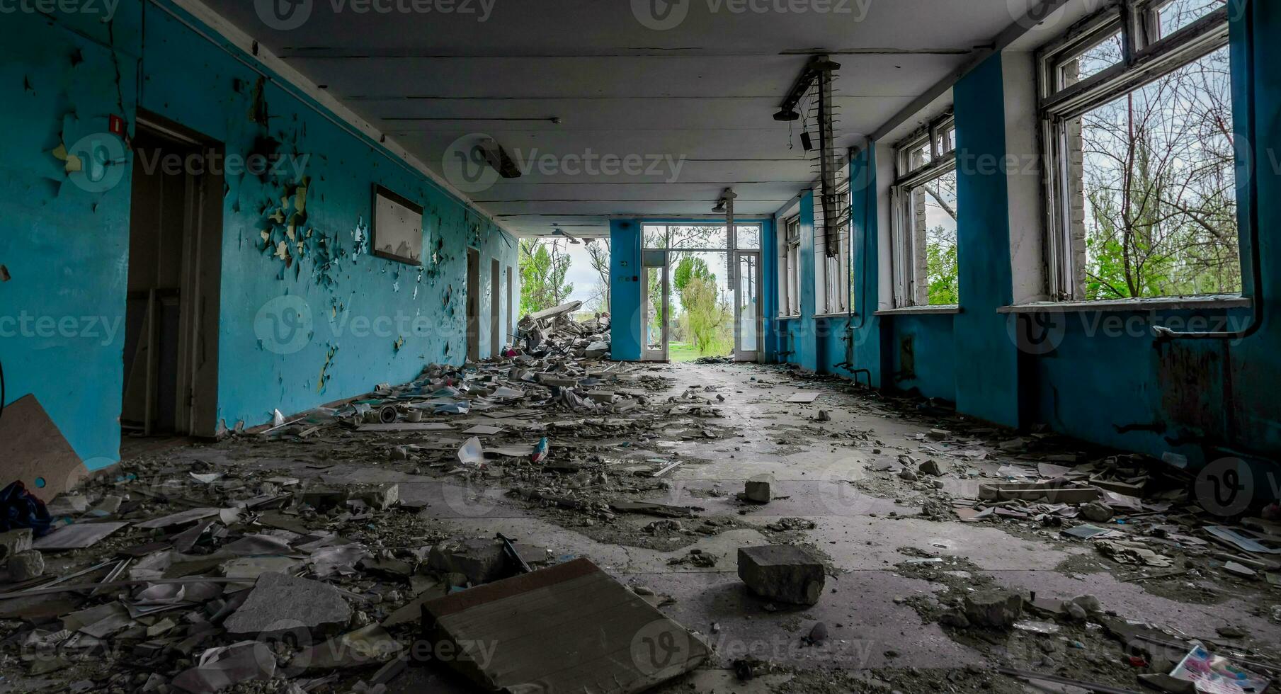 dentro un destruido colegio en Ucrania foto