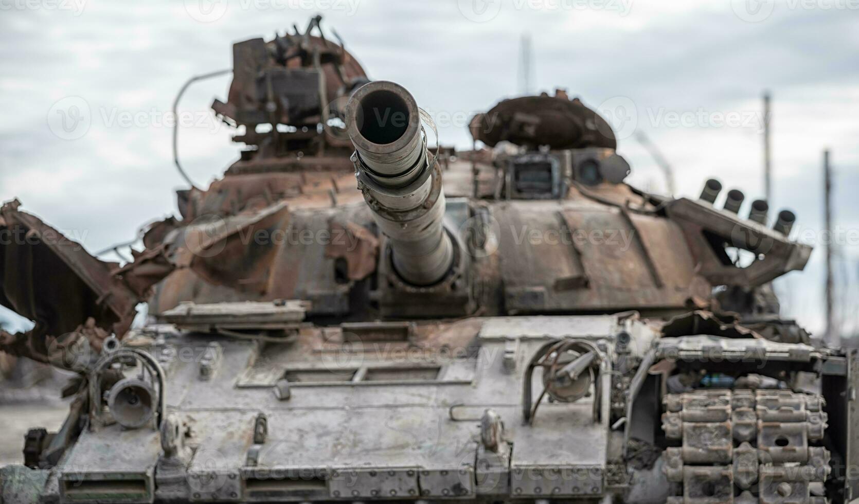 dañado militar tanque en un ciudad calle en Ucrania foto