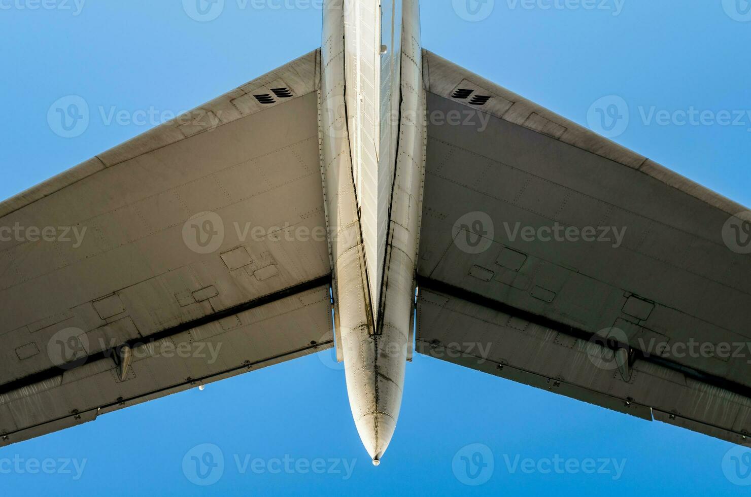 fragmento de avión alas en un antecedentes de azul cielo foto