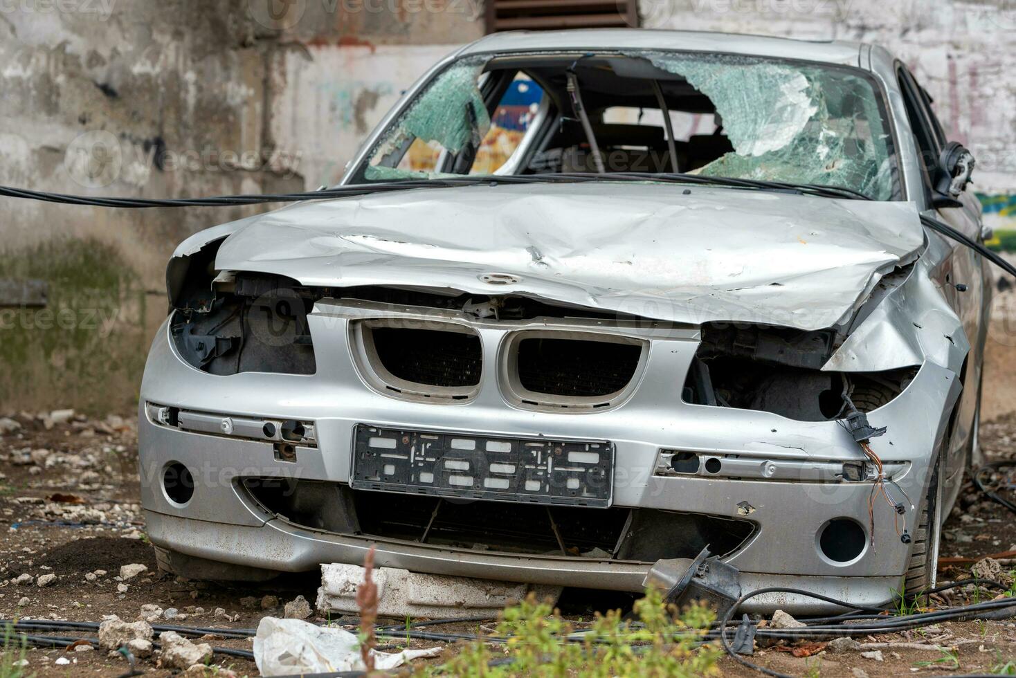 abandonado coche roto por merodeadores en un ciudad calle en Ucrania foto