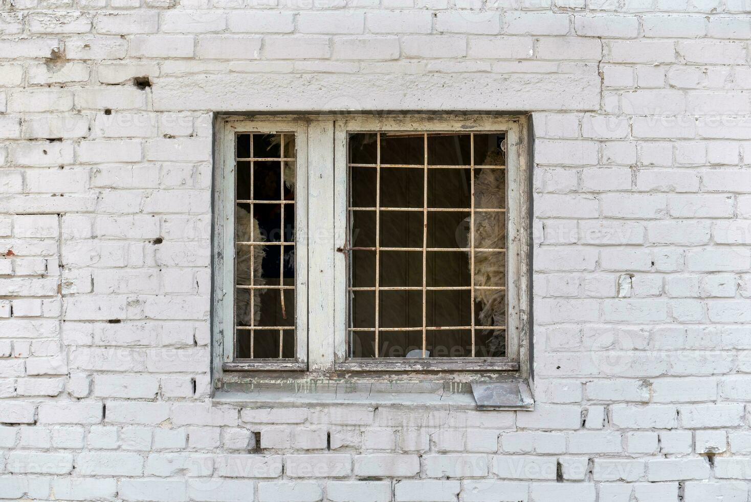 ladrillo pared de un casa con un ventana y un enrejado en Ucrania foto