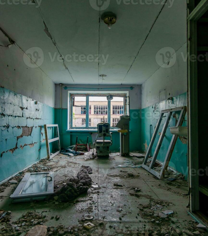 dentro un destruido hospital en Ucrania foto