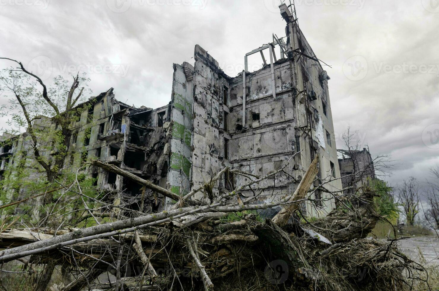 destruido y quemado casas en el ciudad Rusia Ucrania guerra foto