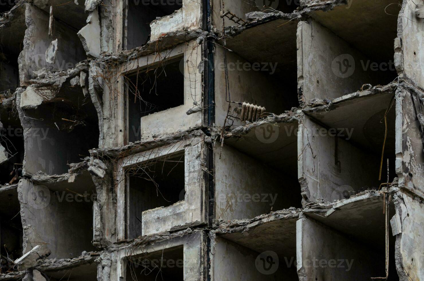 destruido y quemado casas en el ciudad durante el guerra en Ucrania foto