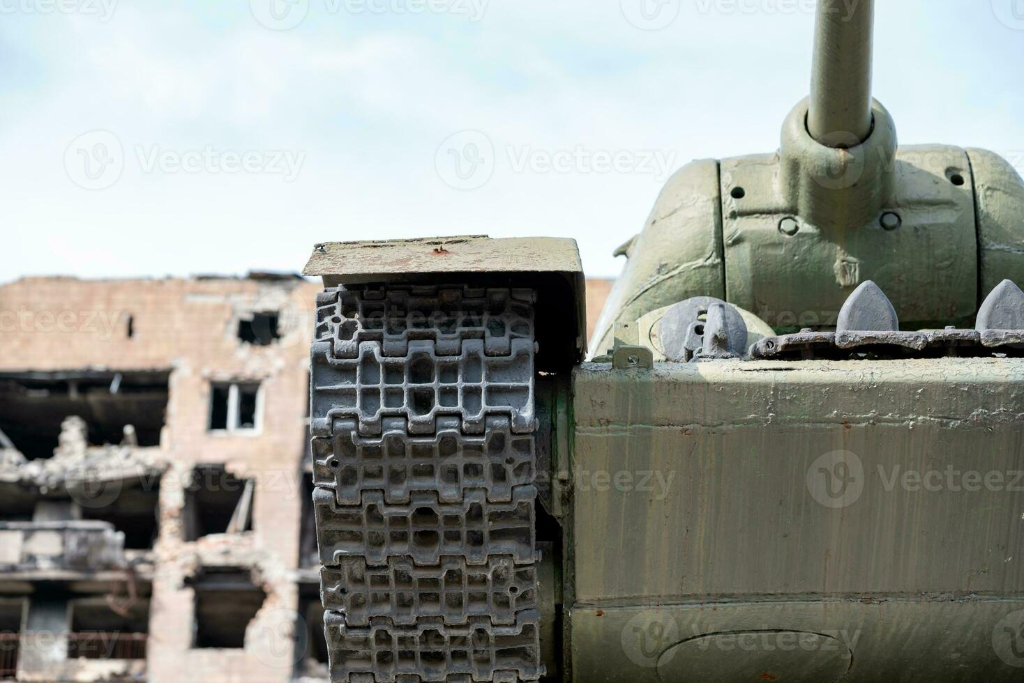 militar tanque en un ciudad calle en Ucrania foto