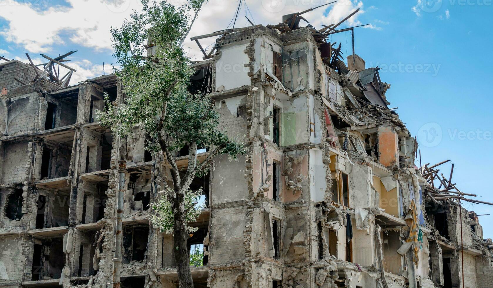 destruido y quemado casas en el ciudad en Ucrania guerra foto