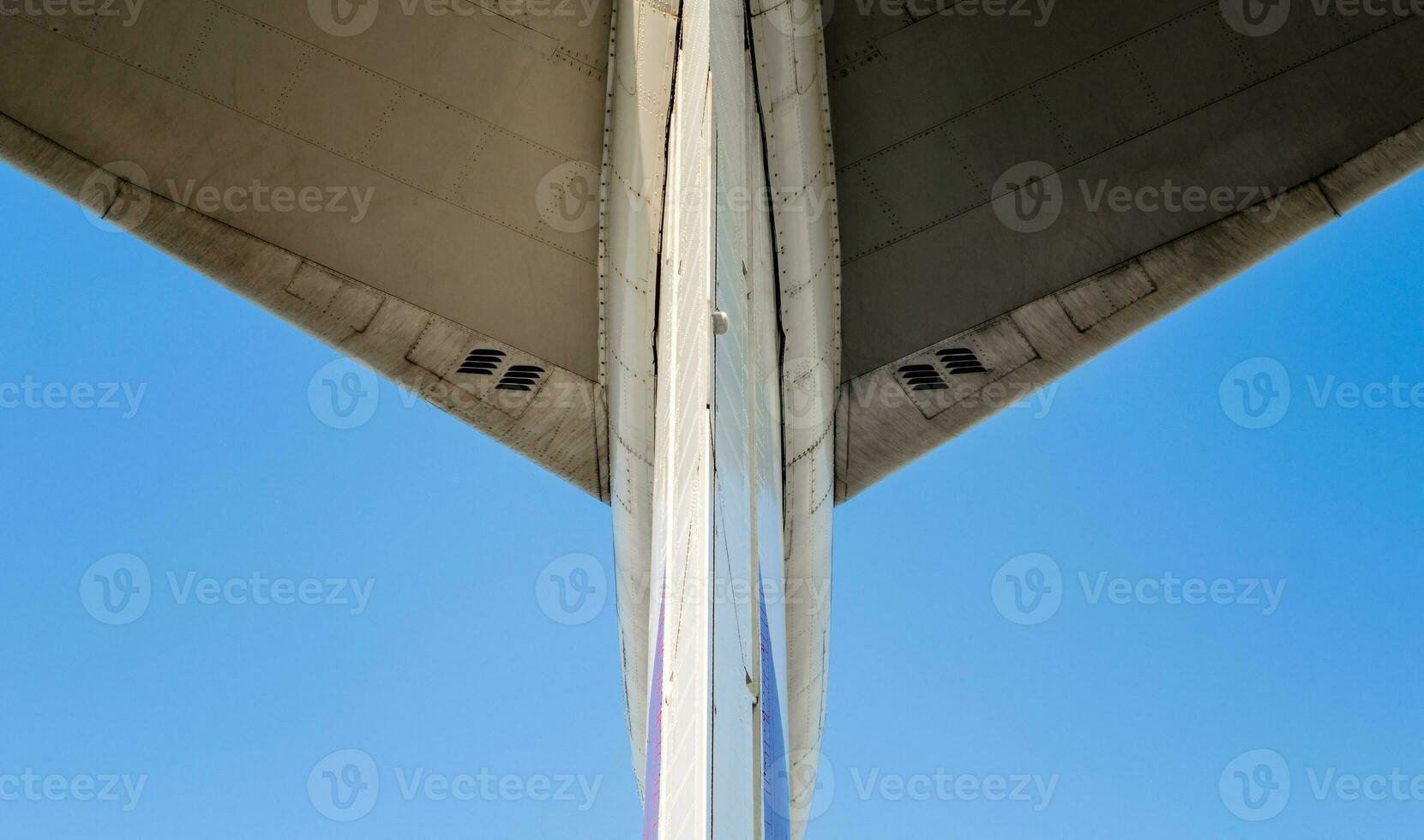 fragmento de avión alas en un antecedentes de azul cielo foto