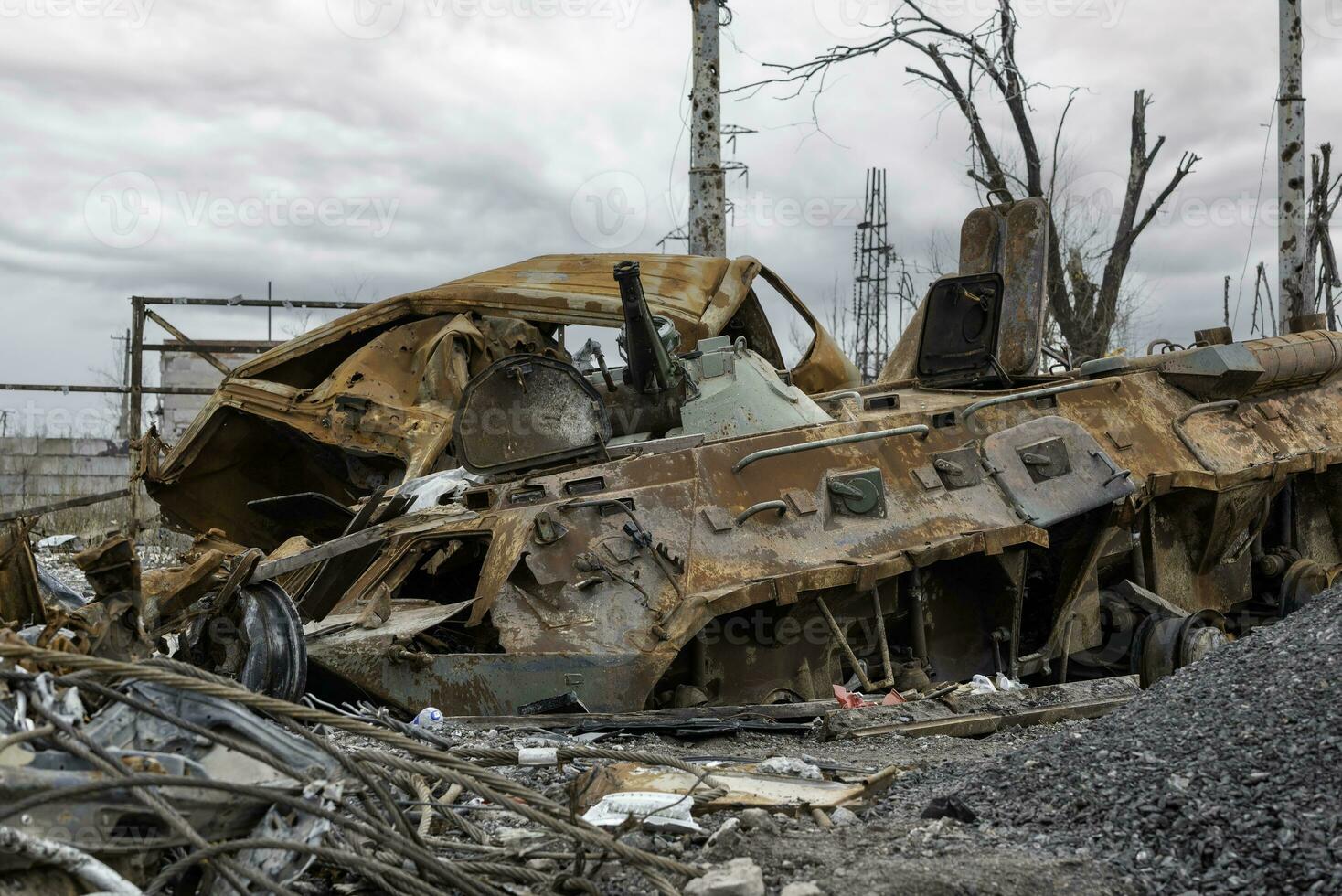 quemado tanque y destruido edificios de el azovstal planta tienda en mariupol foto