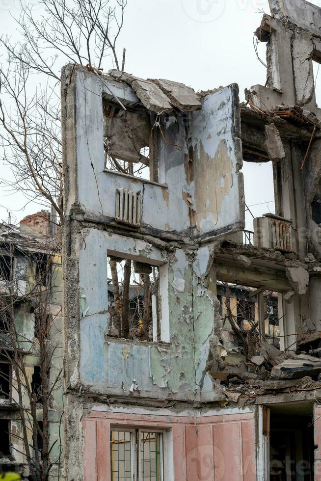 destruido y quemado casas en el ciudad Rusia Ucrania guerra foto