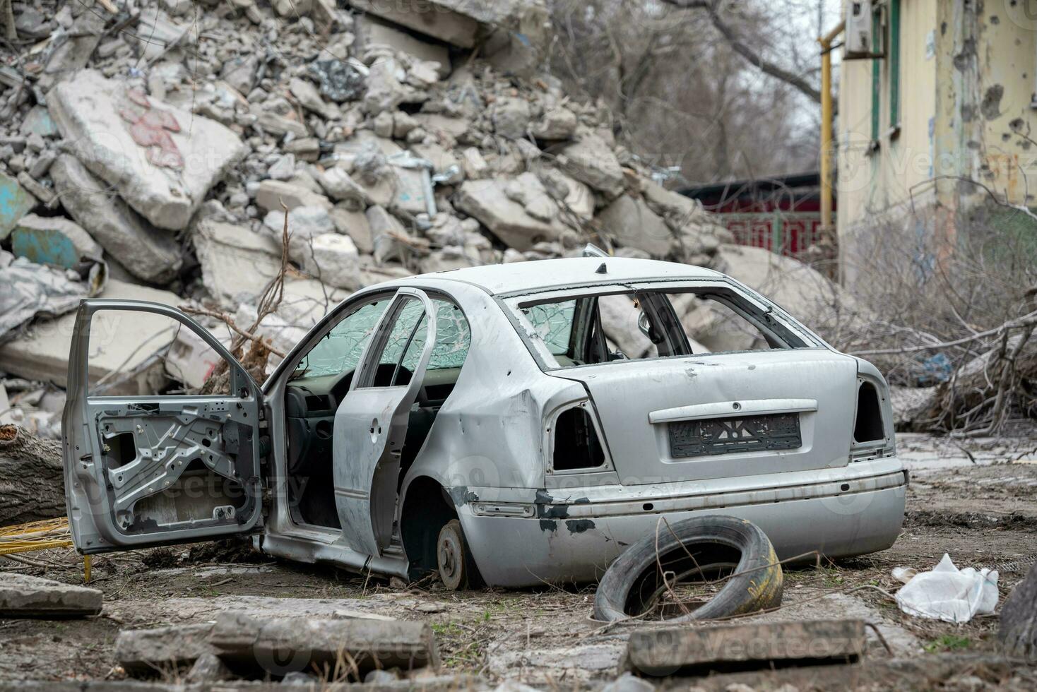 dañado y saqueado carros en un ciudad en Ucrania durante el guerra foto