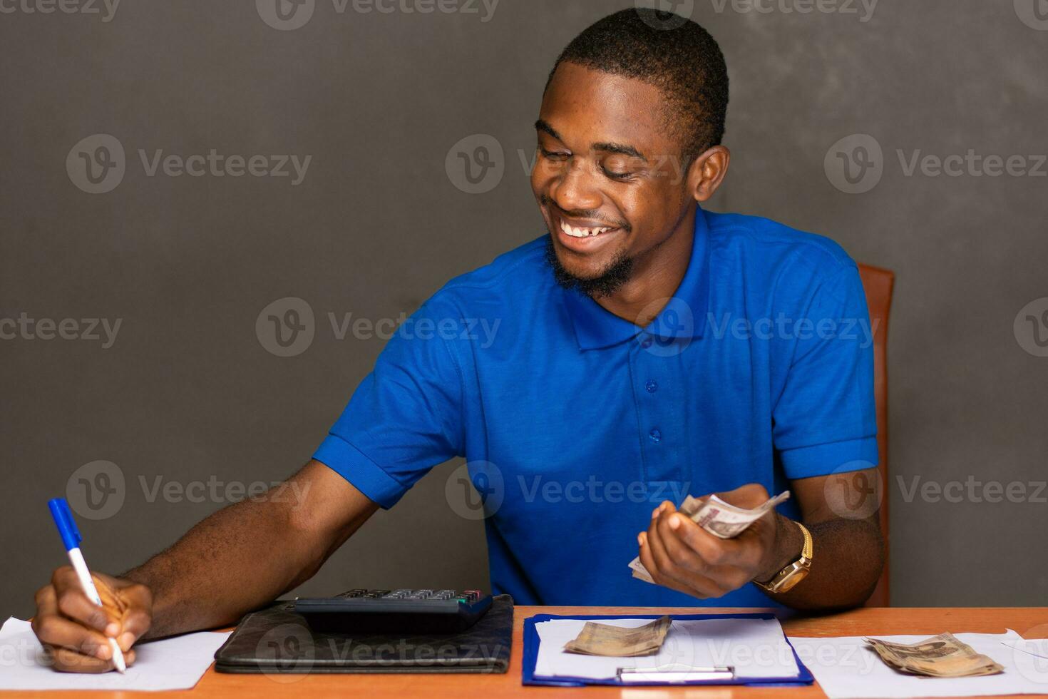 joven negro hombre haciendo su finanzas foto