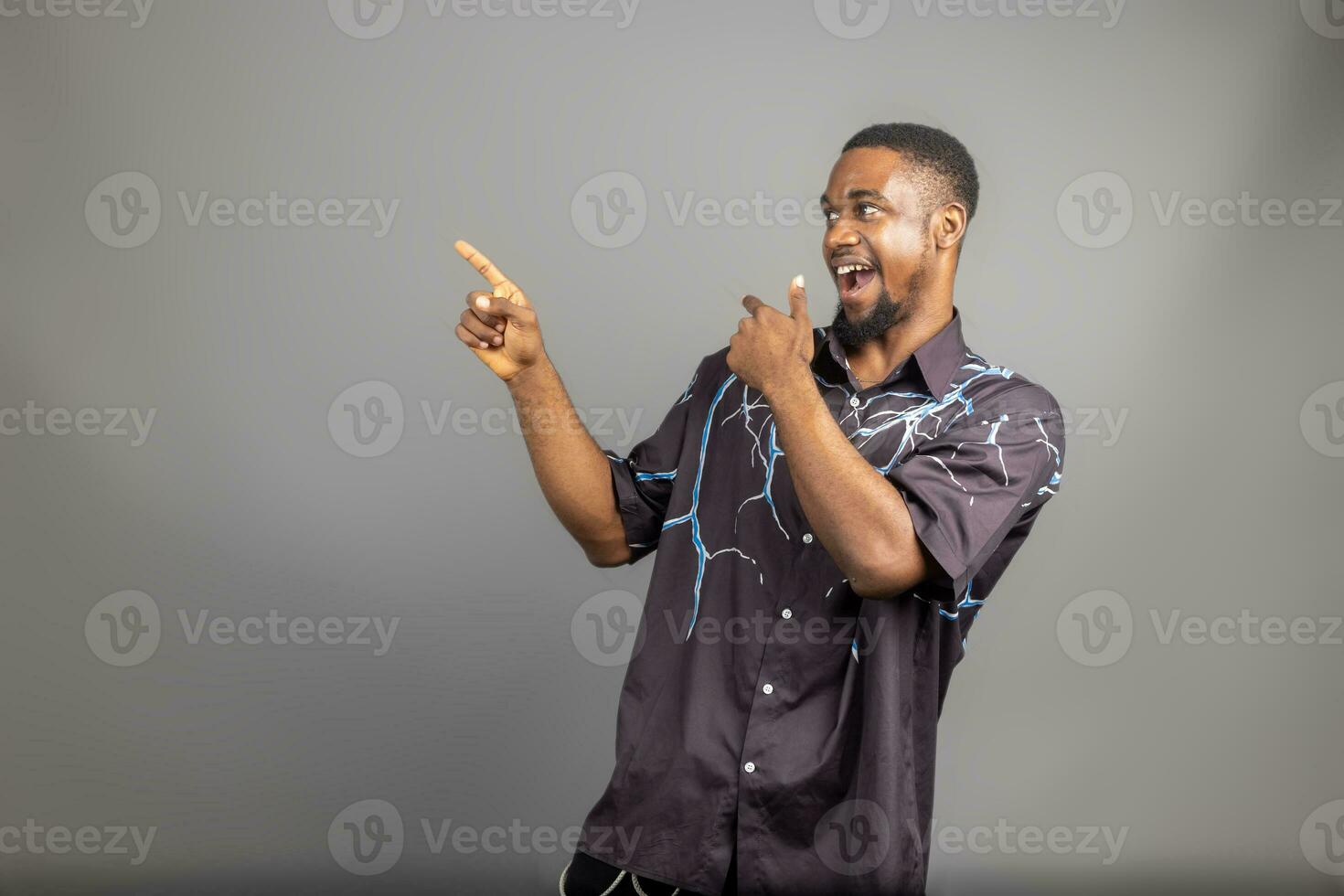 sobreexcitado joven negro chico levantamiento puño arriba en blanco fondo, celebrando éxito. contento africano milenario hombre compartiendo positivo emociones, Copiar espacio, vacío espacio foto