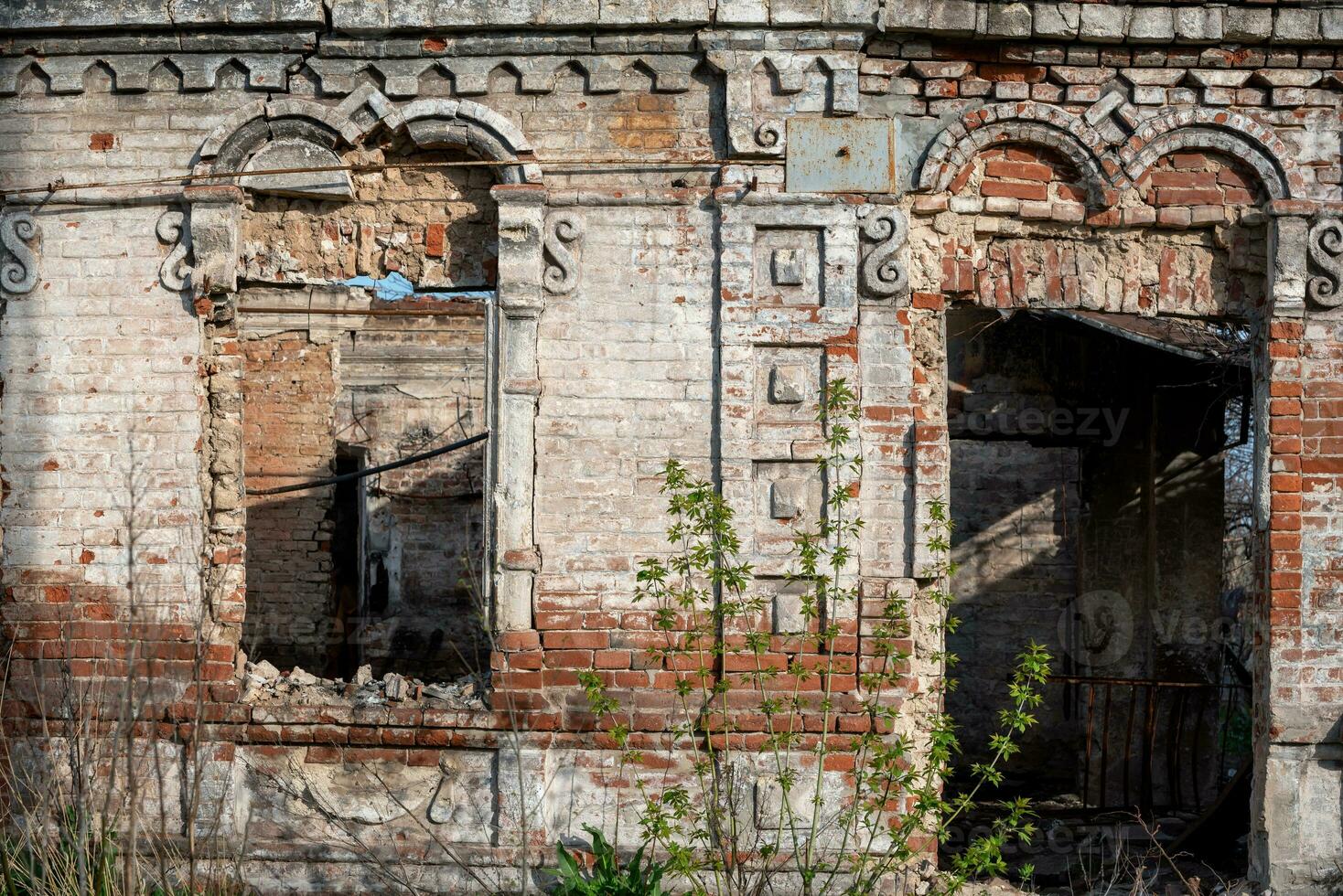 vacío ventanas de un dañado casa en Ucrania foto