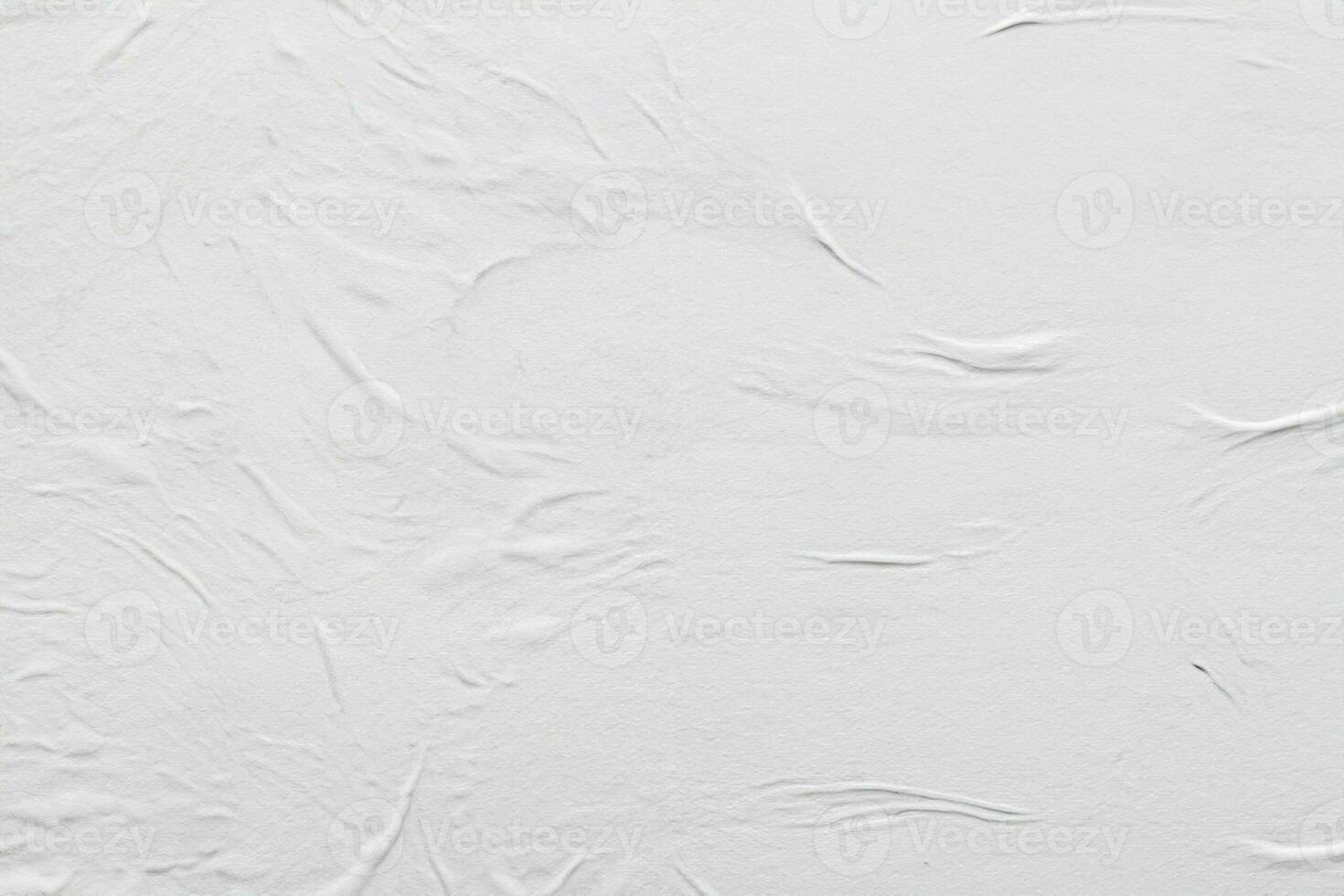 fondo de textura de cartel de papel arrugado y arrugado blanco en blanco foto