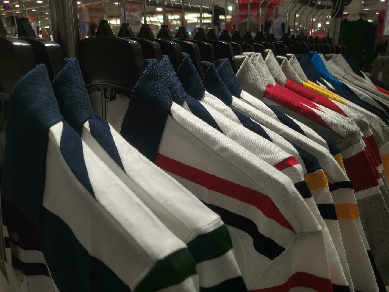 Penjualan besar di toko pakaian. Stok. Diskon photo