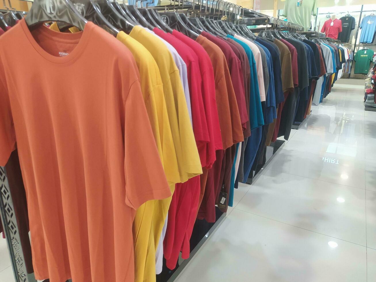 Penjualan besar di toko pakaian. Stok. Diskon photo