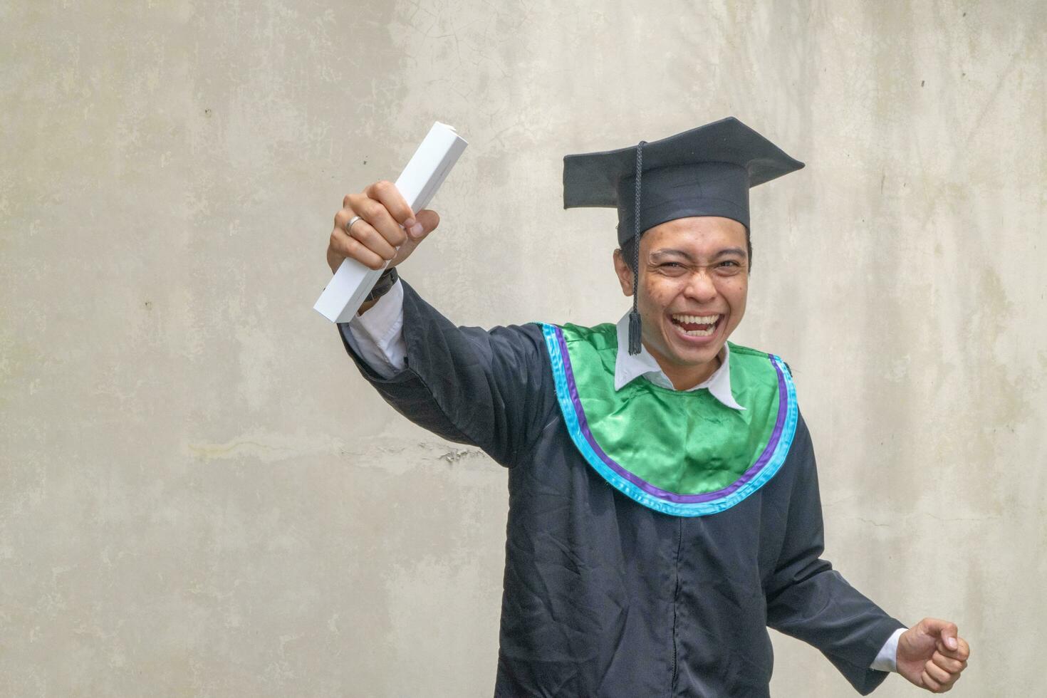 joven indonesio chicos celebracion y salud cuando graduación momento. foto