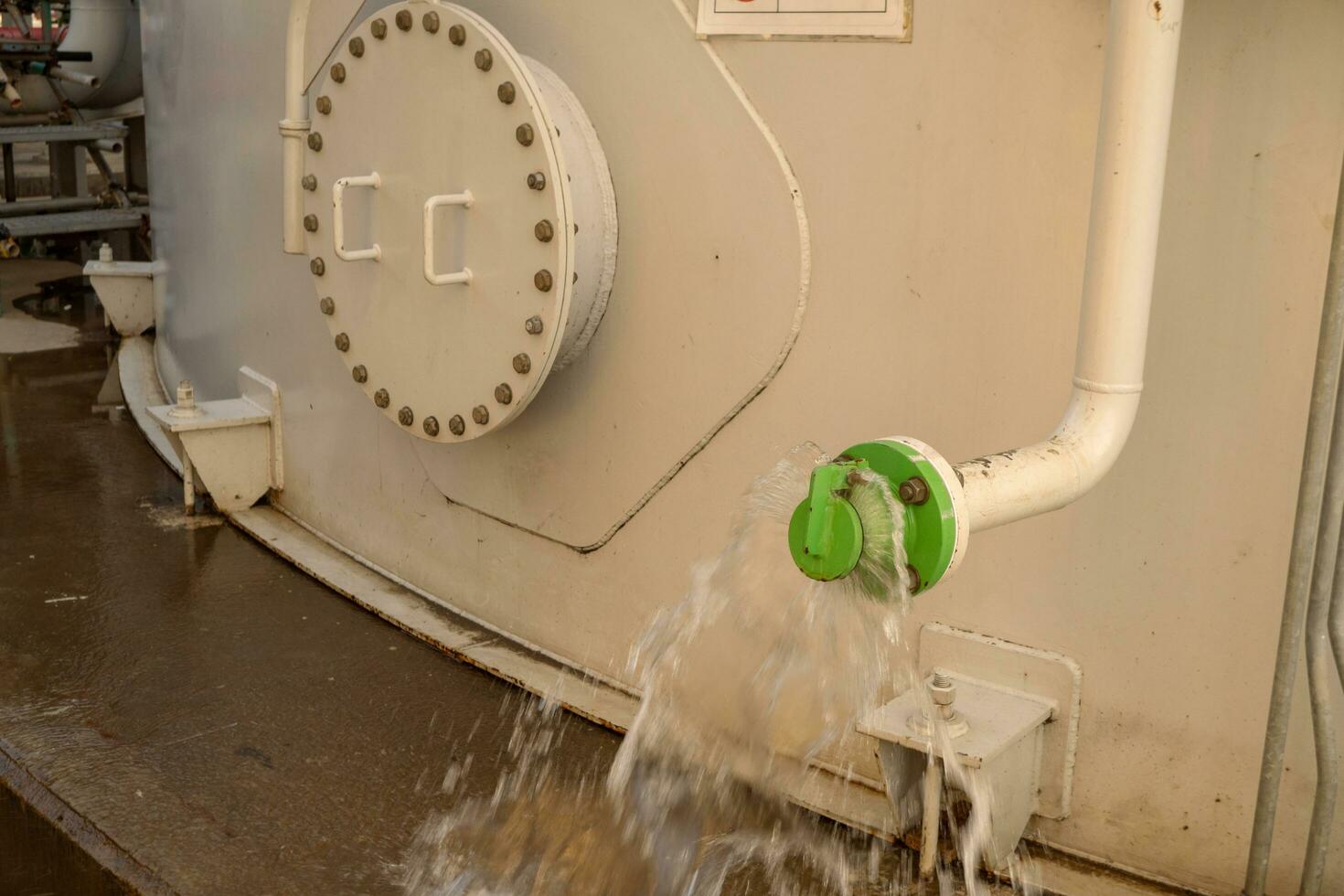 agua terminado fluir ven fuera desde parte superior tubo línea. foto