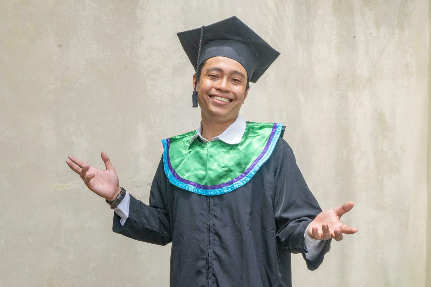 joven indonesio chicos celebracion y salud cuando graduación momento. foto