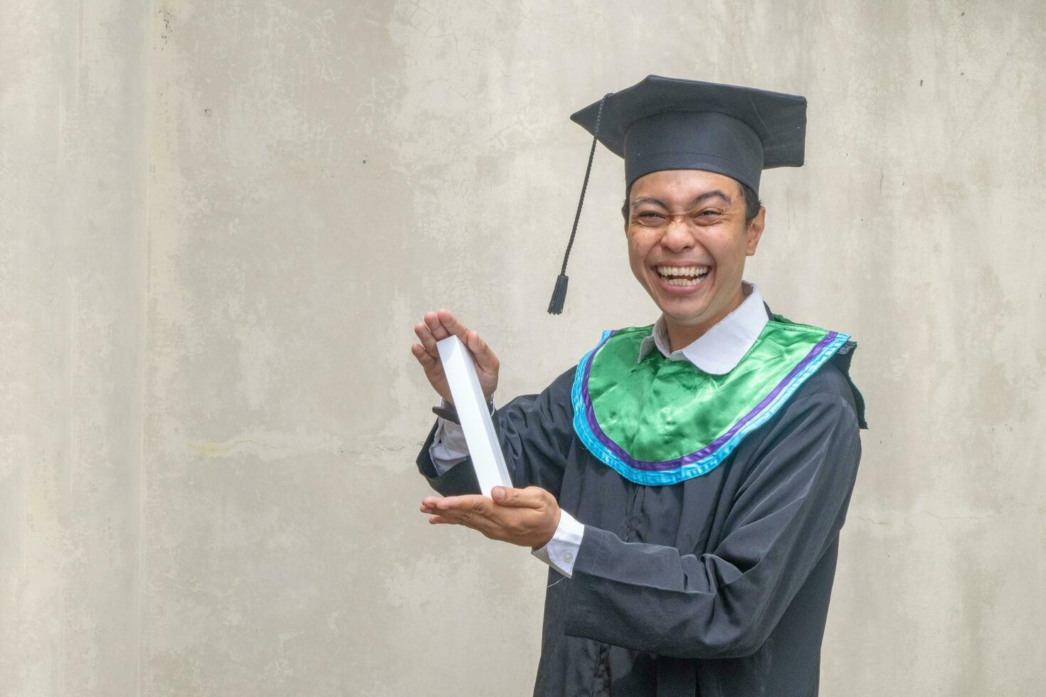 joven indonesio chicos celebracion y salud cuando graduación momento. foto