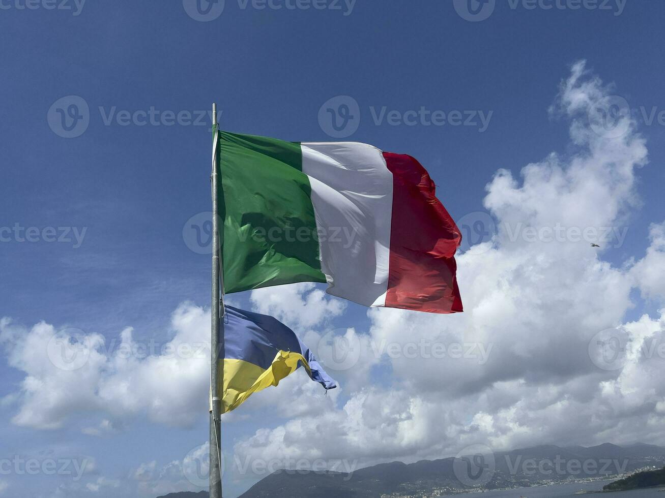 italiano bandera ondulación en el asta de bandera de el castillo de lerici Italia. alto calidad foto