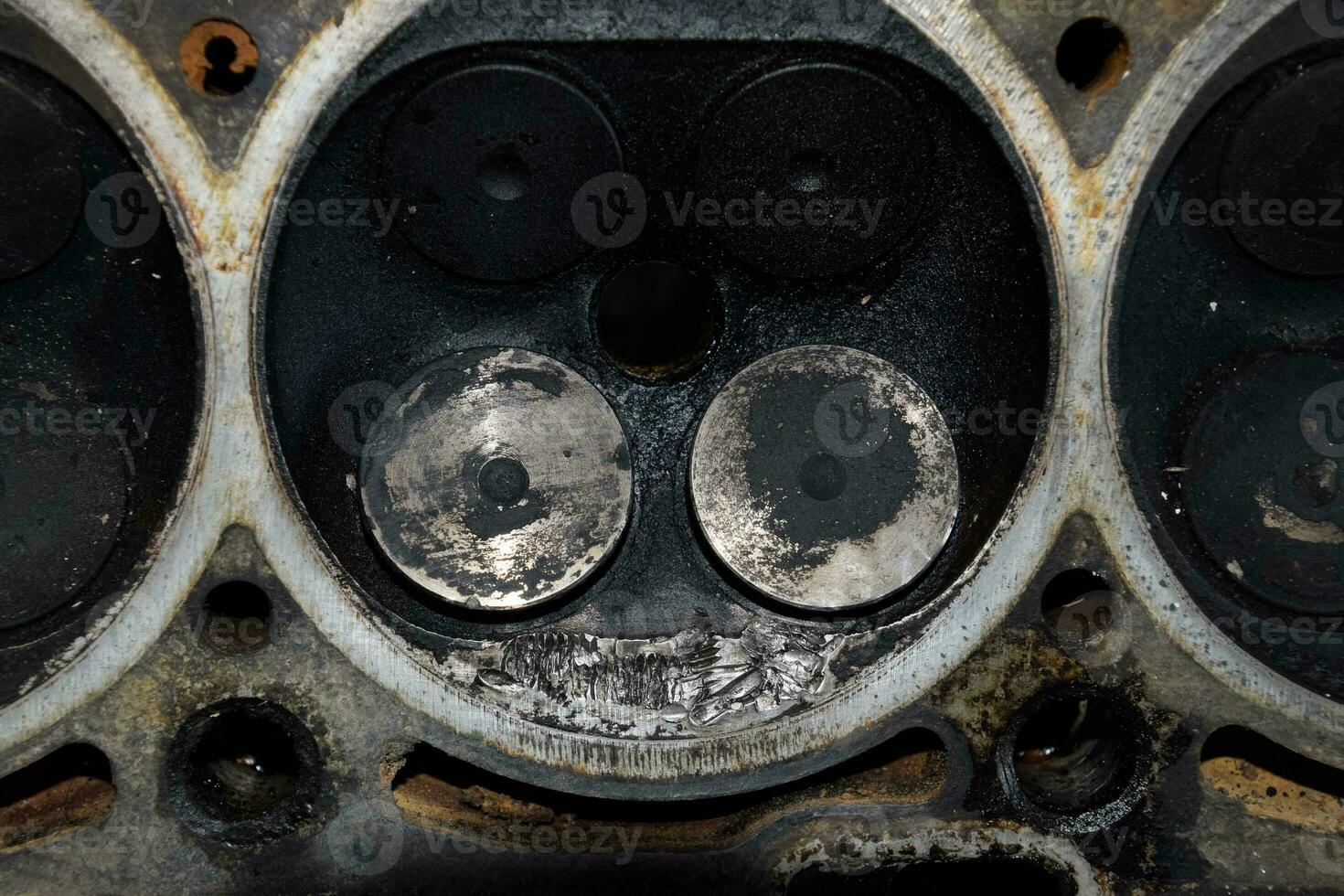 válvula en un depositar en el remoto cubrir de el motor válvula caja. foto