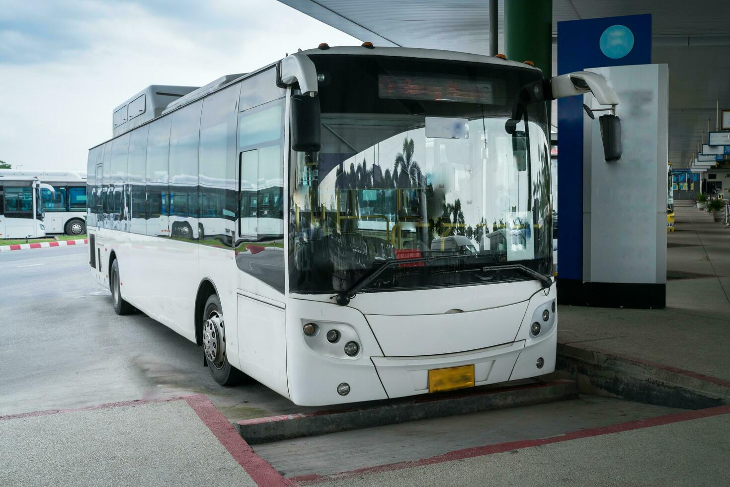 autobús detener a estación en terminal foto