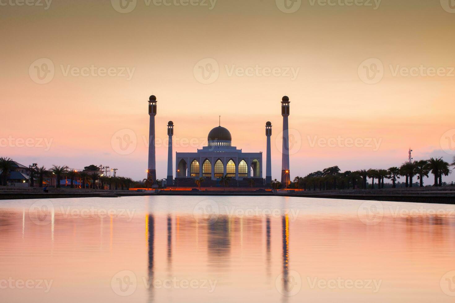 silueta mezquita reflexión en agua a puesta de sol foto