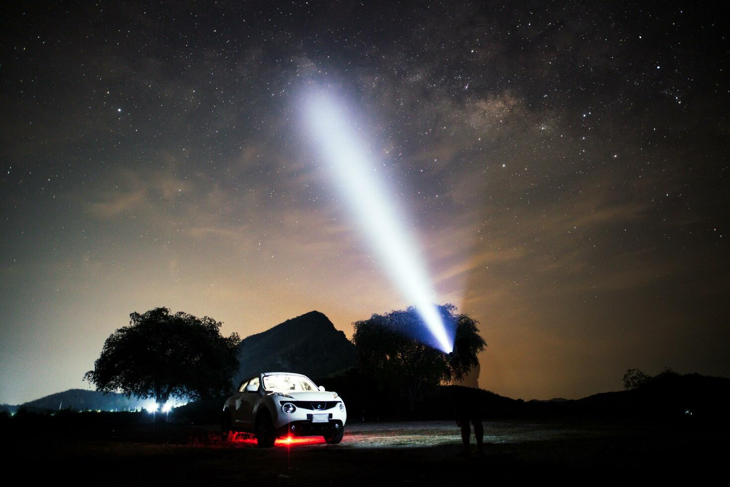 noche cielo de lechoso camino con coche foto