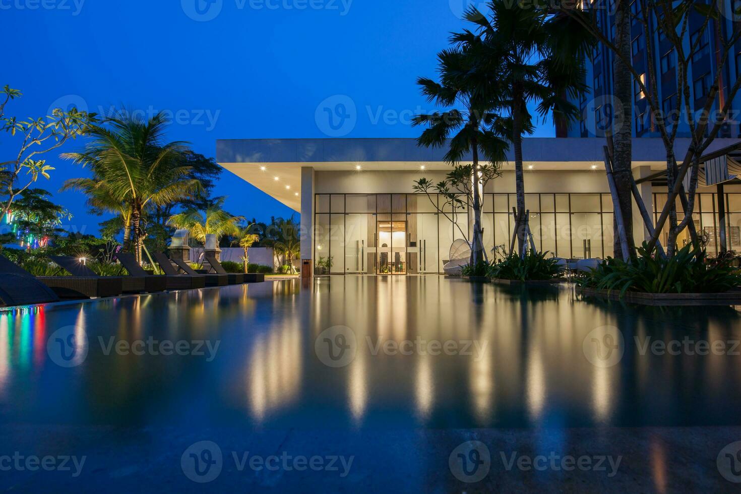 edificio a noche hora reflexión en agua foto