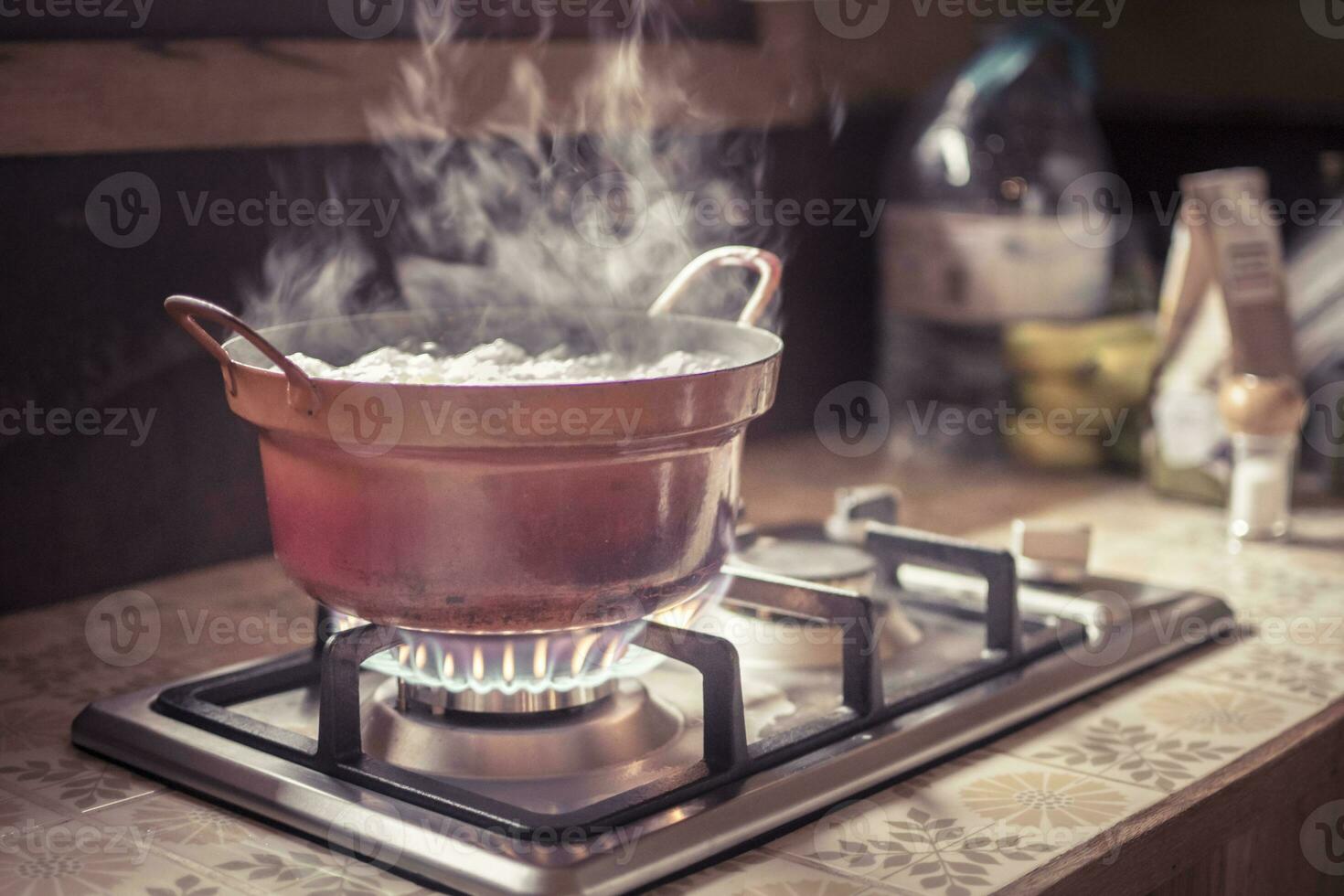 desgastado fuera estufa maceta o Cocinando pan en un ardiente gas quemador foto