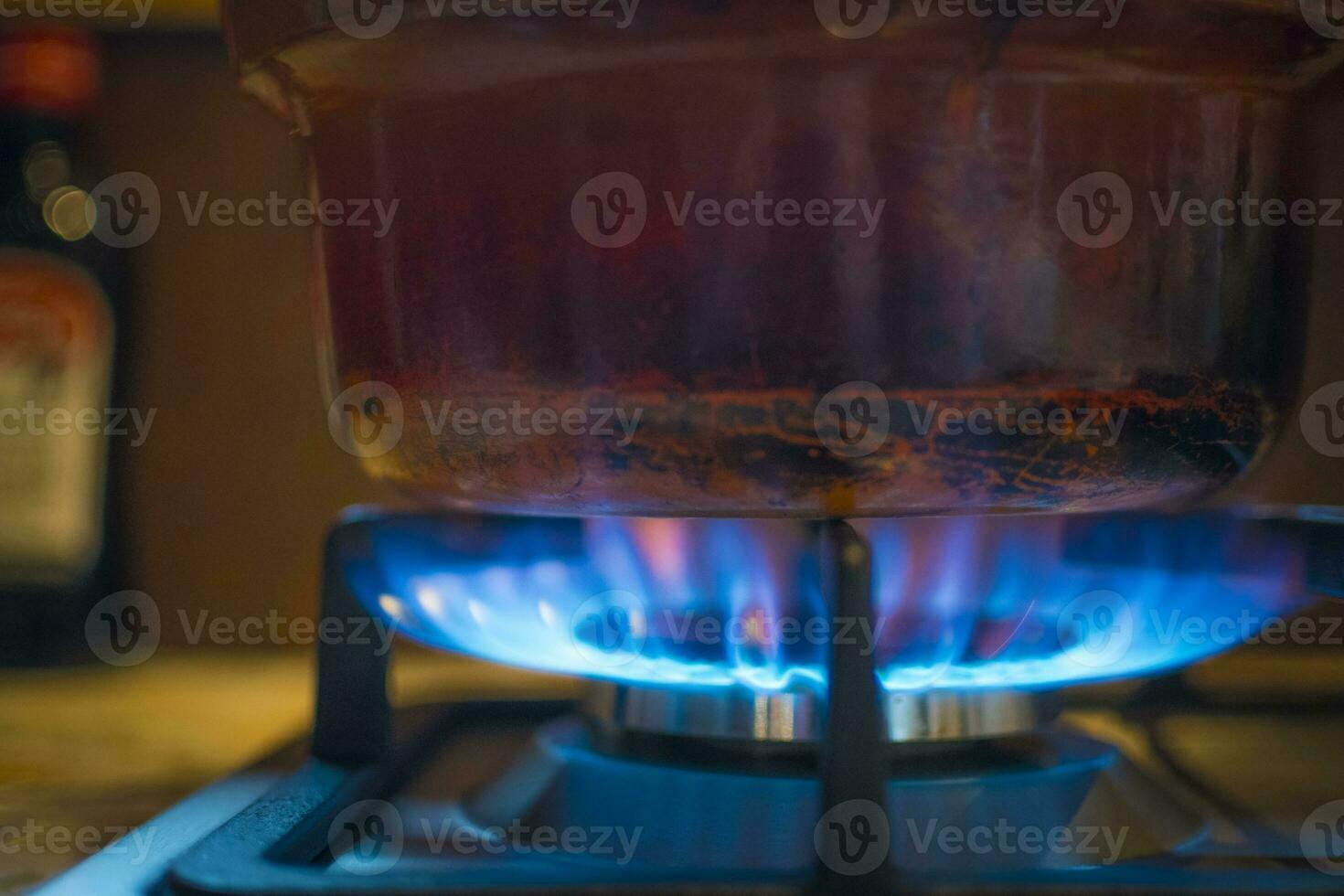 desgastado fuera estufa maceta o Cocinando pan en un ardiente gas quemador foto