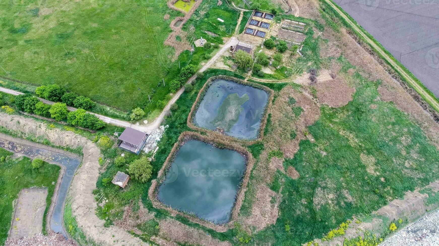 purificación instalaciones, aguas residuales tratamiento quinielas. vertedero de basura fuera de el pueblo foto